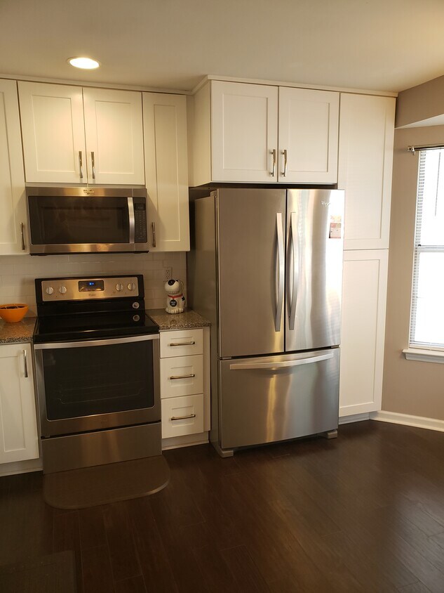 Primary Photo - 208 Blackberry Ln