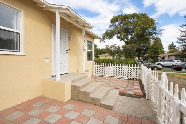 Foto del edificio - 617 N Rosemary Ln