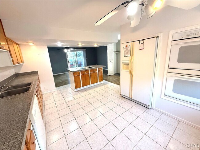 Foto del edificio - 8394A Shallowcreek Rd