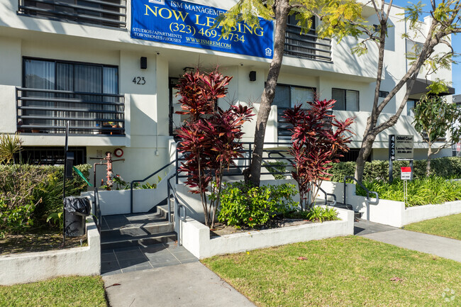 Entrance - Oxford Court Apartments