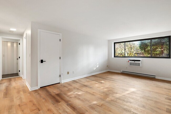 Foto del edificio - 1325 Worcester Rd
