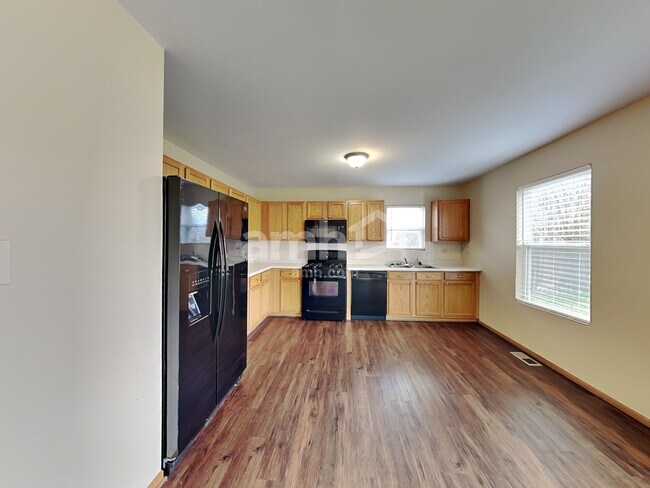 Building Photo - 5311 Meadowbrook St