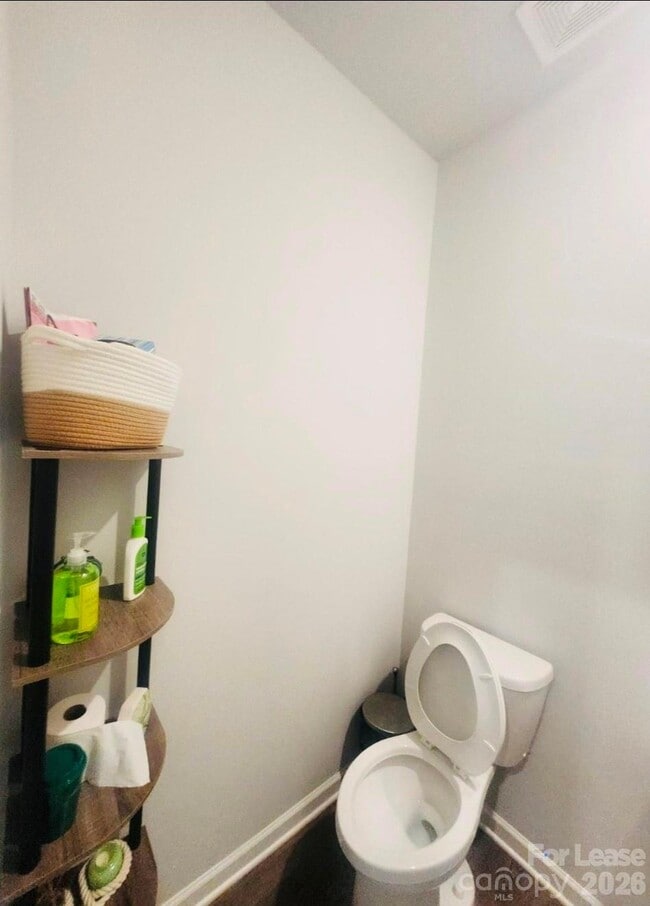 Foto del edificio - 5240 Kinsbridge Dr