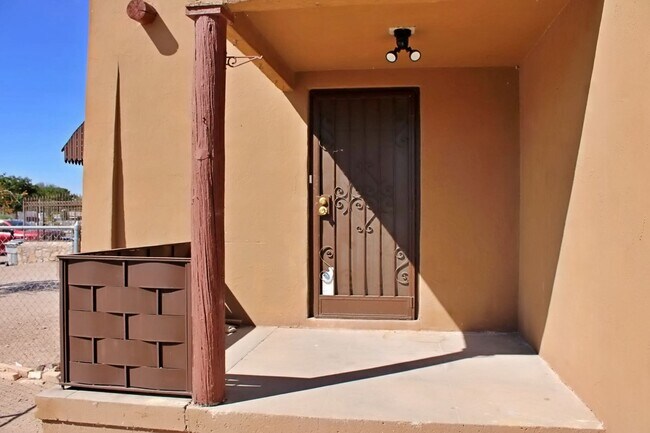 Foto del edificio - Charming 3-Bedroom Home for Rent in El Pas...