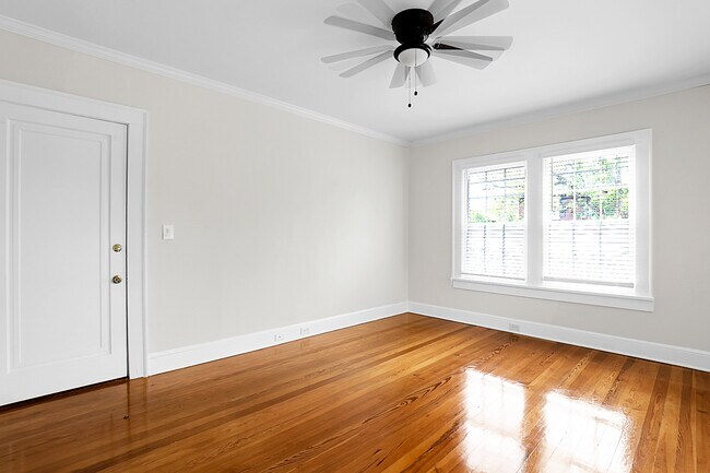 Foto del edificio - 228 E Poplar St
