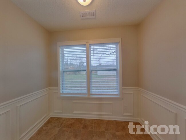 Foto del edificio - 6027 Running Deer Rd