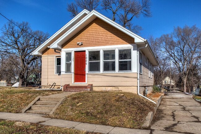 Building Photo - 3 Bedroom 1 Bath Bungalow - Pyramid Properties!!