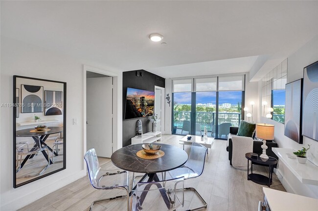 Foto del edificio - 121 NE 34th St