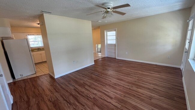 Building Photo - 2b/2bath in Silver Springs Shores