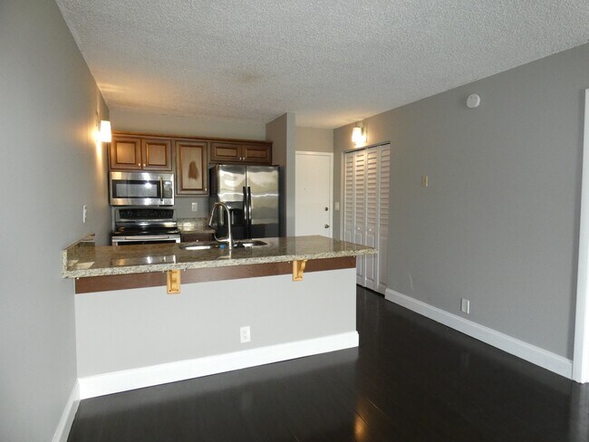 Building Photo - 2701 Riverside Dr
