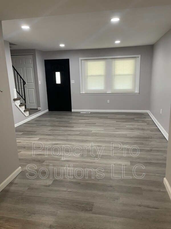 Building Photo - 716 Mansfield Rd