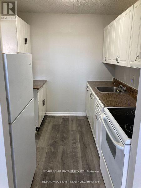 Building Photo - 560 Bloor St E