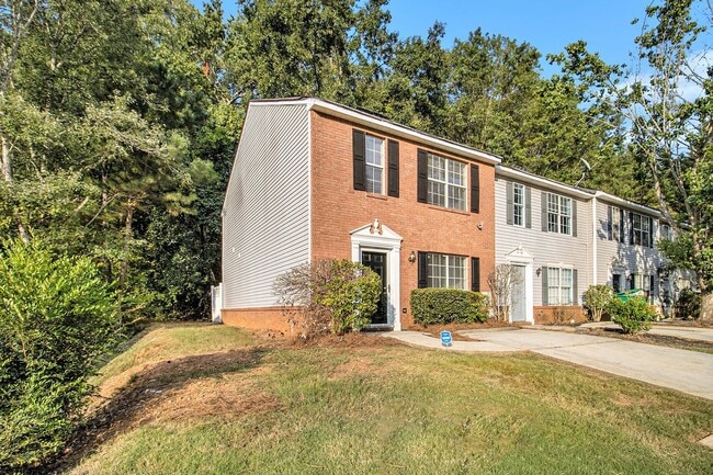 Foto del edificio - 2BR/2.5BA End Unit Off of Fairington Pkwy!