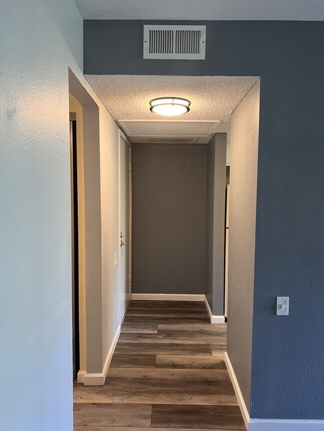 Building Photo - 2420 Larkspur Ln