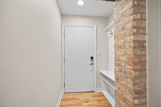 Building Photo - 1635 W Belmont Ave