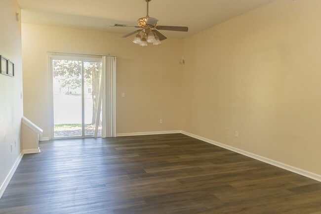 Building Photo - 762 Scrub Jay Dr