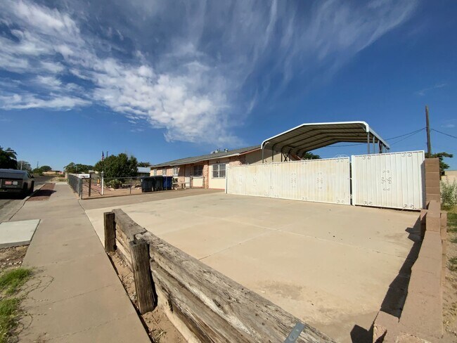Foto del edificio - 3 Bedroom Single Story Home Available Near...