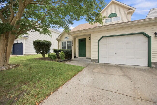 Foto del edificio - 3-Bedroom Home with Garage & Private Patio