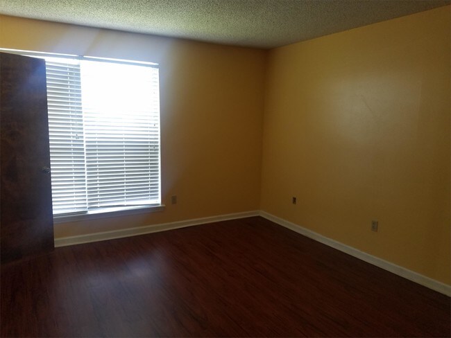 Foto del edificio - 7713 Bles Ave