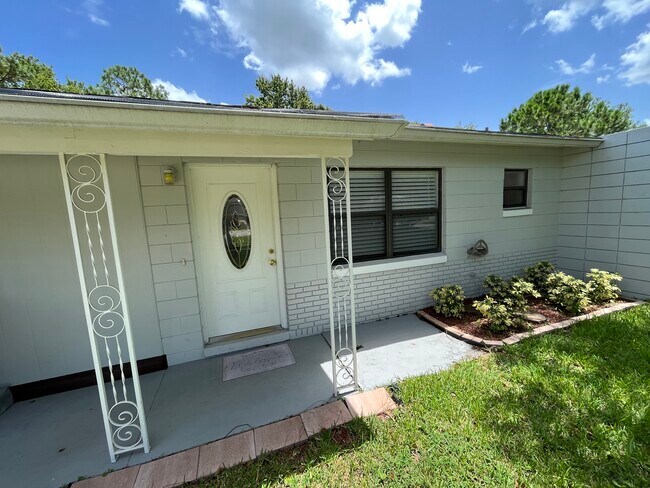 Primer plano de la puerta de entrada - 2111 Bonneville Dr