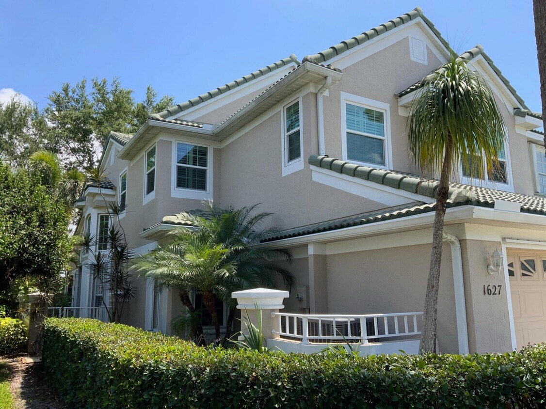 1627 SW Harbour Isles Cir, Port Saint Lucie, FL 34986 Townhome