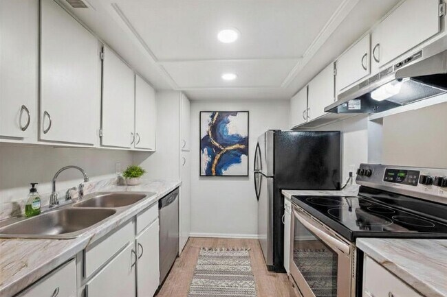 Foto del edificio - Updated 1 Bed Condo | Reserved Parking, Covered Patio & Fireplace