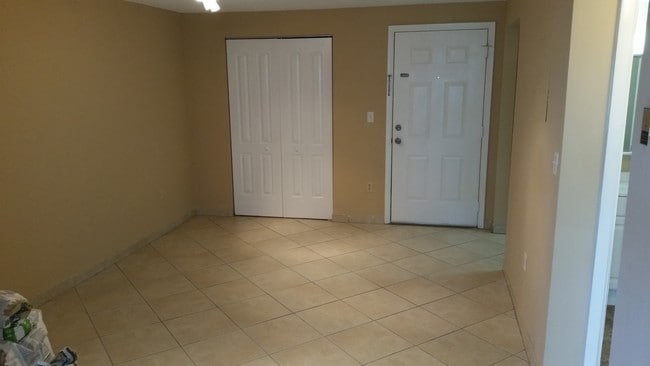 Building Photo - 1975 Normandy Dr