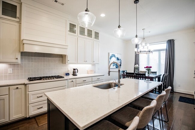 Building Photo - Stunning Home in a Private Gated Community
