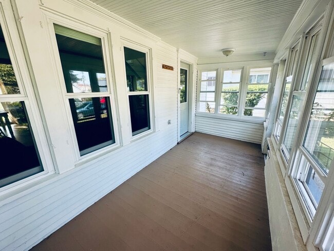 Building Photo - Newly Remodeled, Large 2 Bedroom Single Fa...