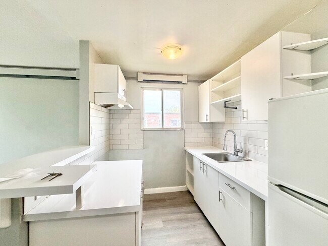 Building Photo - 2 BED - 1 BATH - APARTMENT - LONDON
