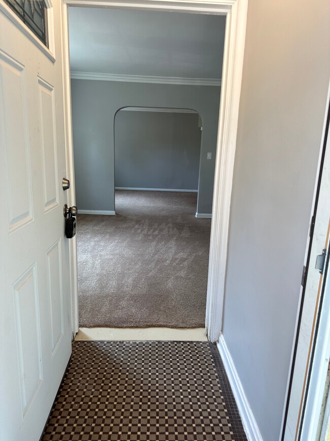 Private Entry - 2086 Marlindale Rd