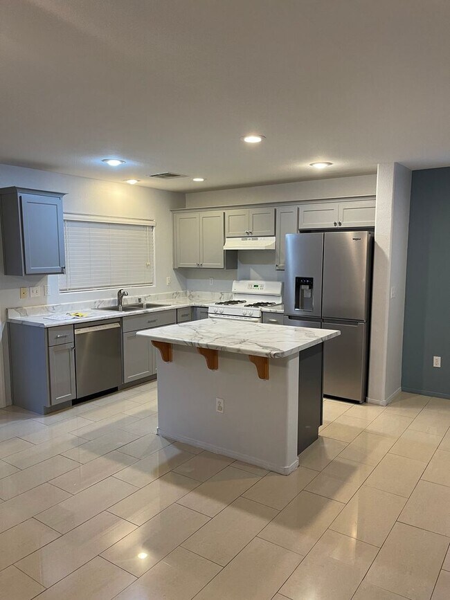 Foto del edificio - Great 4 Bedroom home in Southwest Las Vegas! Long driveway! 2 car garage! Backyard! Nice Appliances