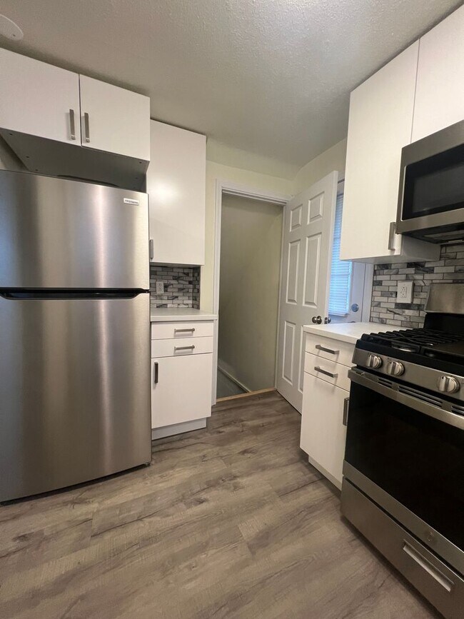 Foto del edificio - Updated 2BR house with off street parking!