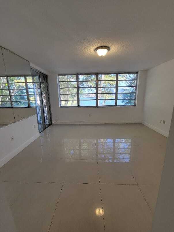 Foto del edificio - 1670 NE 191st St