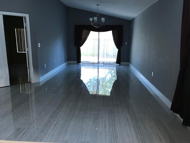 Foto del edificio - 16405 Sapphire St