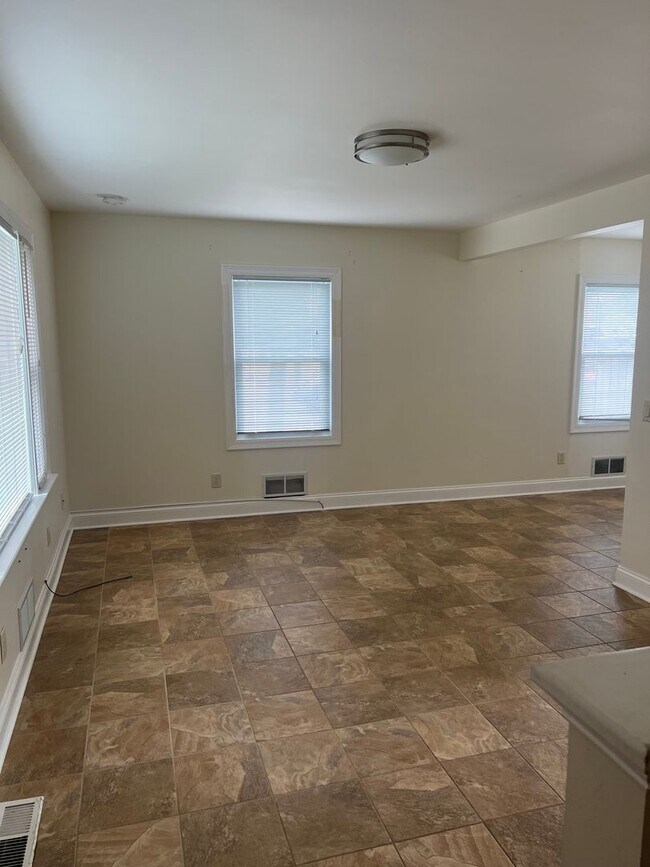 Foto del edificio - 3 Bed, 1.5 Bath Near U of R, Strong & Coll...