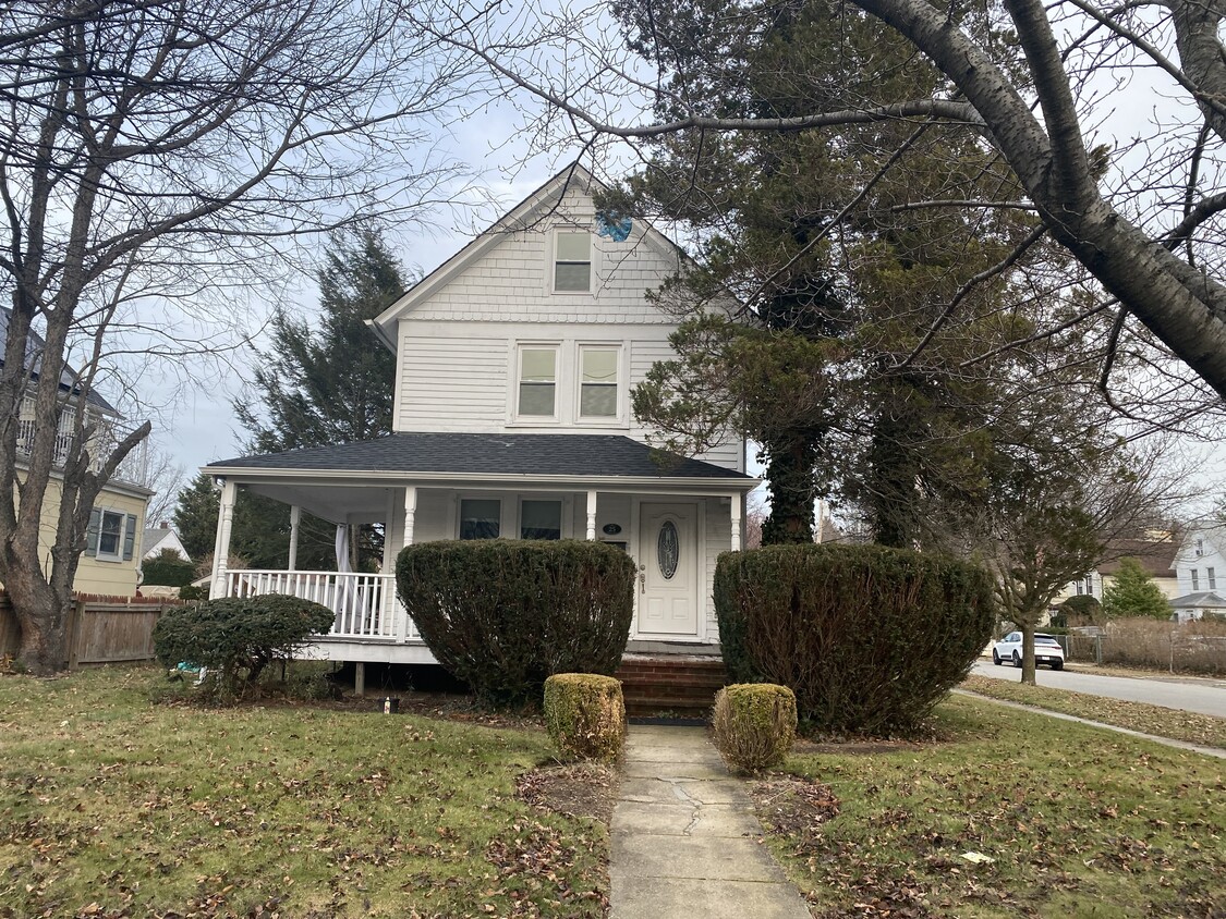 FRONT OF HOUSE - 25 Forest Row