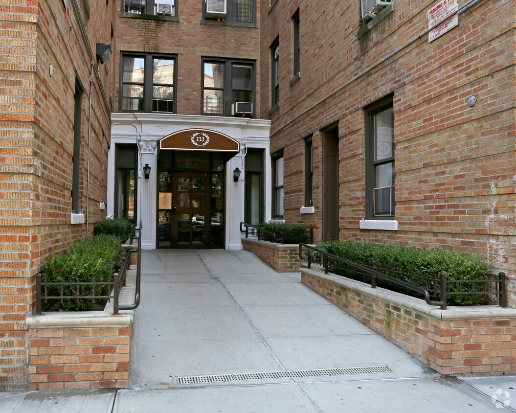 Foto del edificio - 133 Seaman Ave