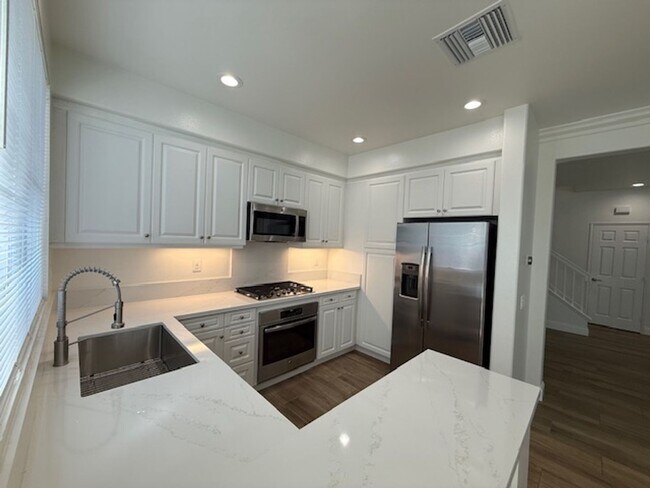 Foto del edificio - Beautiful Home near Schools & Shopping