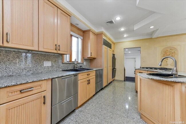 Foto del edificio - 72-23-72137 137th St