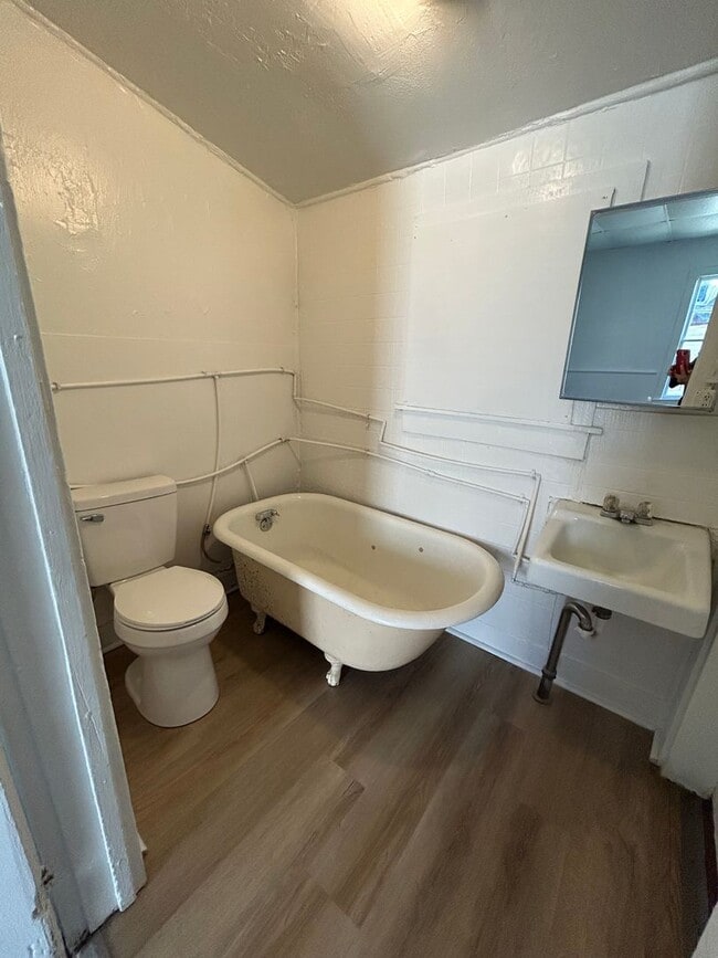 Building Photo - 1 Bed 1 Bath House Available To Rent For $...