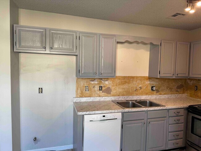 Foto del edificio - 2 Bedroom 1 Bath 1 Car Garage - Central Broken Arrow Location!