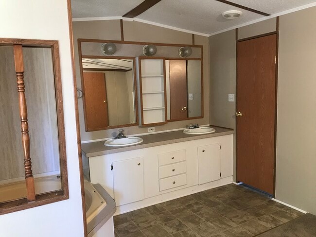 Building Photo - 133 James Way