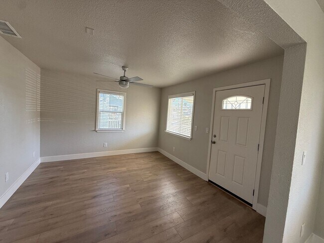 Building Photo - 3 Bed| 2 Bath | 864 SF | Private Driveway | Single Story | Tenant pays $175 monthly for WS&G