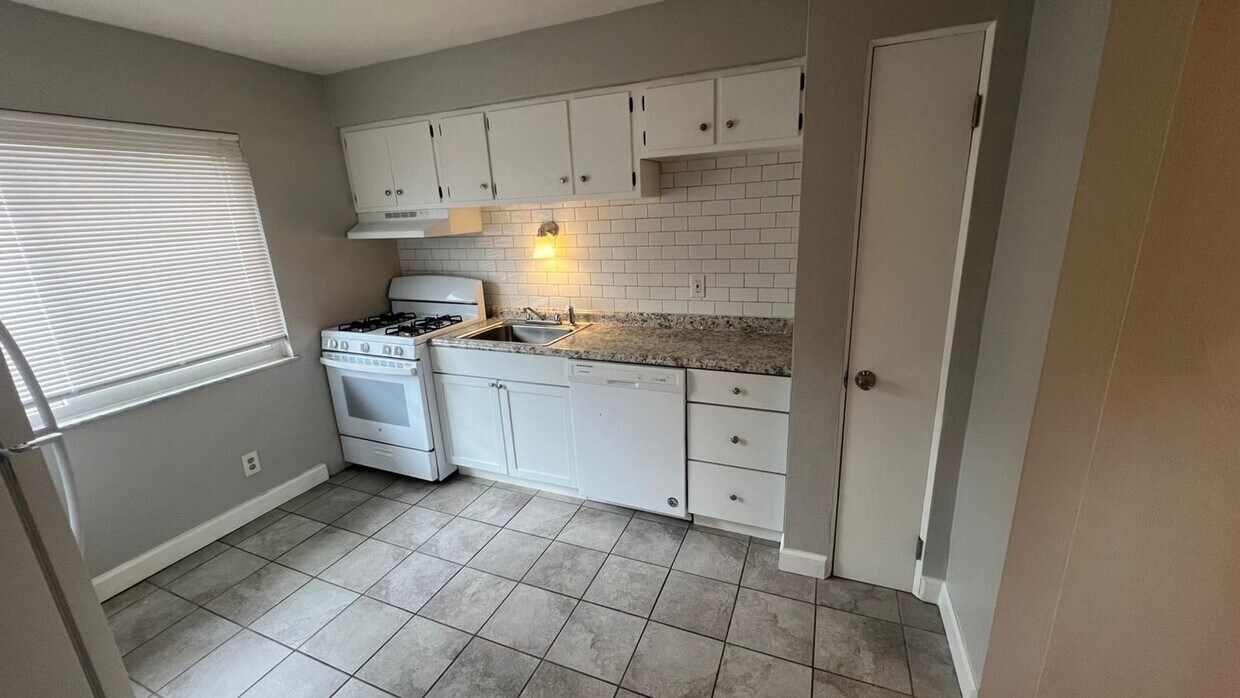 Foto principal - 5305 S Compton Ave