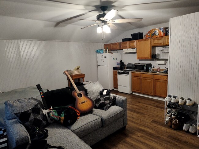 Building Photo - 683 Carlouetta Rd