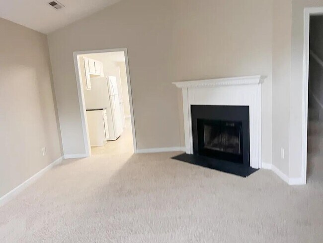 Foto del edificio - 312 Golden Leaf Ln