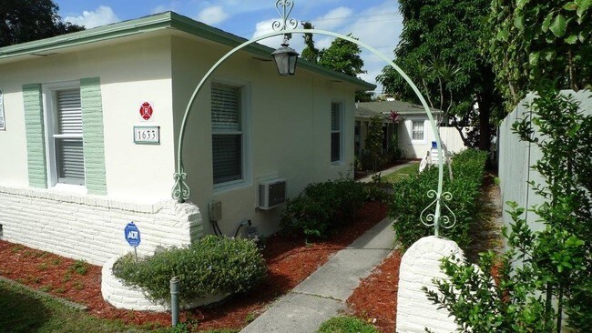 Foto del edificio - 1633 NE 4th Pl