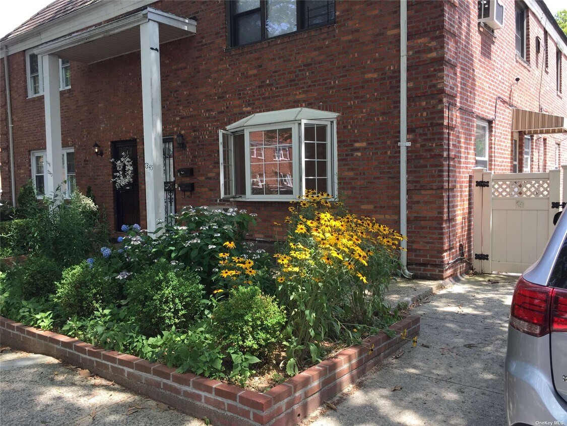 Primary Photo - 73-45 197th St