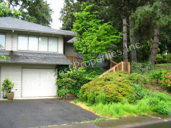 Foto del edificio - 3 BR Townhome- Wonderful Privacy Deck in Beaverton with 1 Car Garage & A/C!
